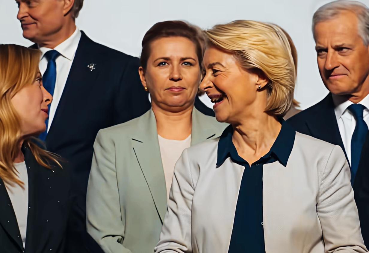 丹麦女首相的表情和冯德莱恩的笑容，形成了鲜明的对比啊！冯德莱恩和梅洛尼在谈笑风