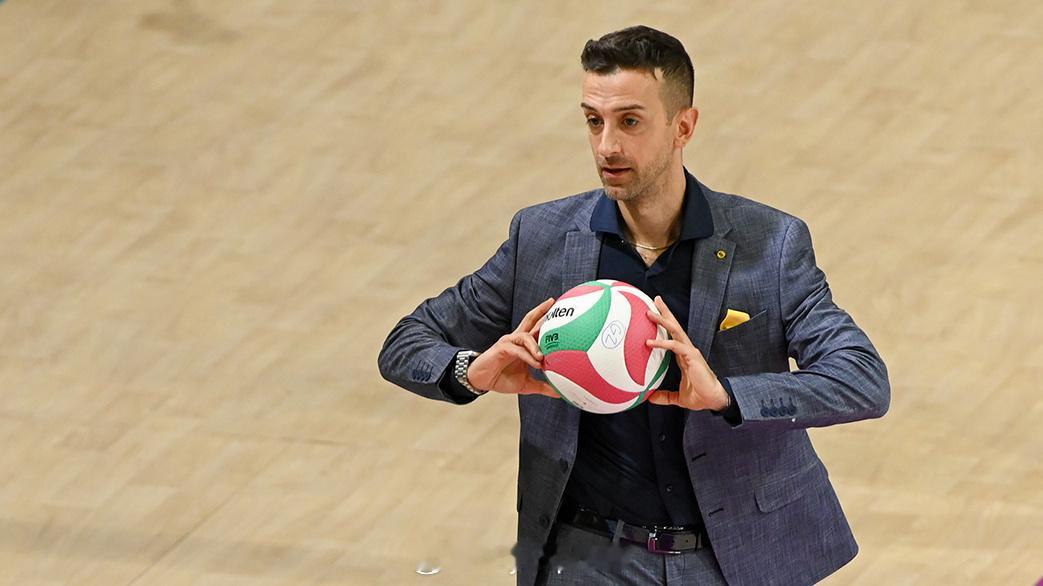 【意媒传费内巴切要挖桑塔雷利拉瓦里尼将接手科内】排球转会动态12月18日，据