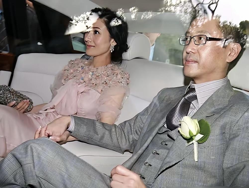 2008年，许晋亨与李嘉欣大婚，用婚车把她迎娶进许家大门。2018年，许晋亨