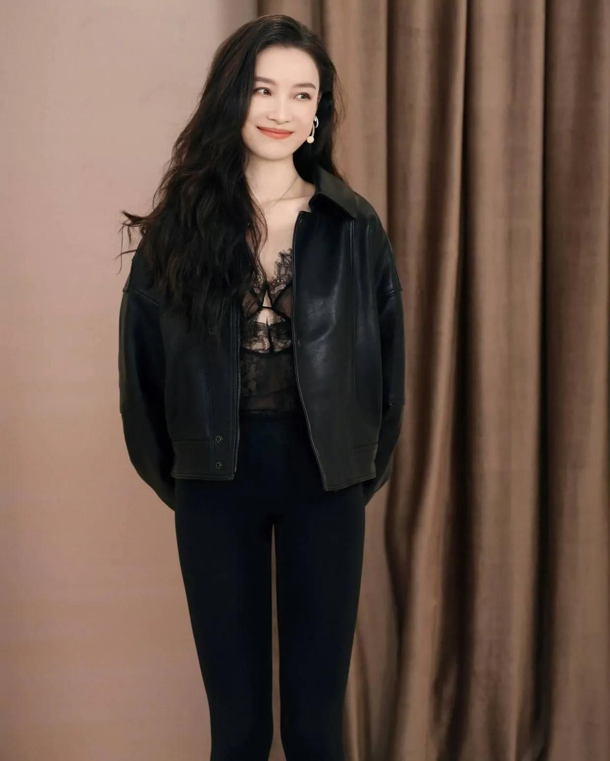 选倪妮来代言鲨鱼裤真的太会选了！本身腰细腿长，身材比例堪称范本，穿上鲨鱼裤，把
