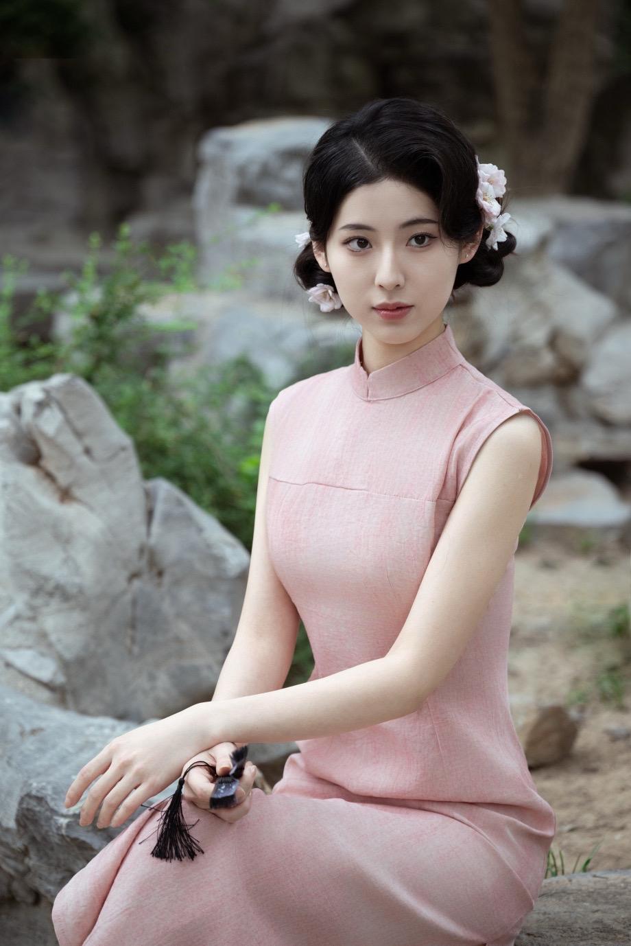 粉色旗袍的湖边美姿，尽显东方美韵～