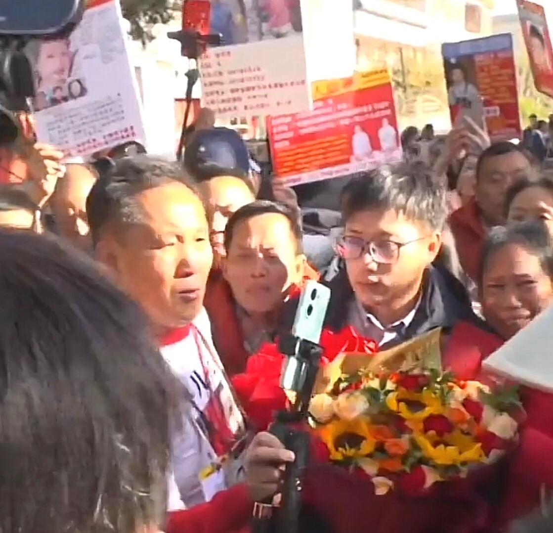 梁志辉真的好帅，跟弟弟一样很像，都戴着眼镜，看上去文质彬彬的。大大方方露脸，不戴