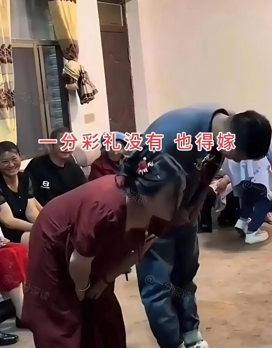 这个新娘子没有收到一分钱彩礼也只好结婚了，因为是未婚先孕，肚子里的孩子都快要生了