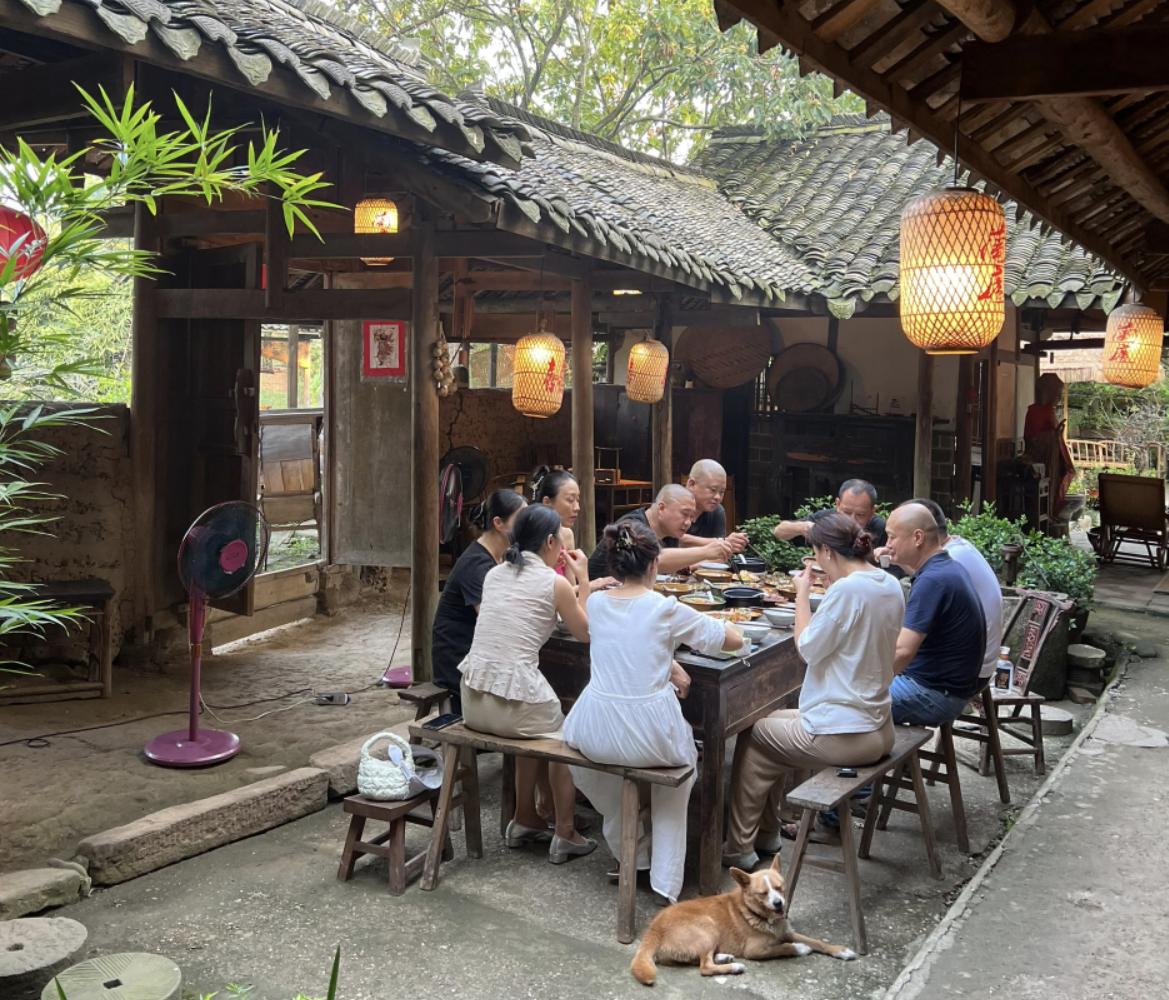 人到了中年，蕞大的醒悟，是终于活明白了什么才是真的。年轻的时候总爱给人