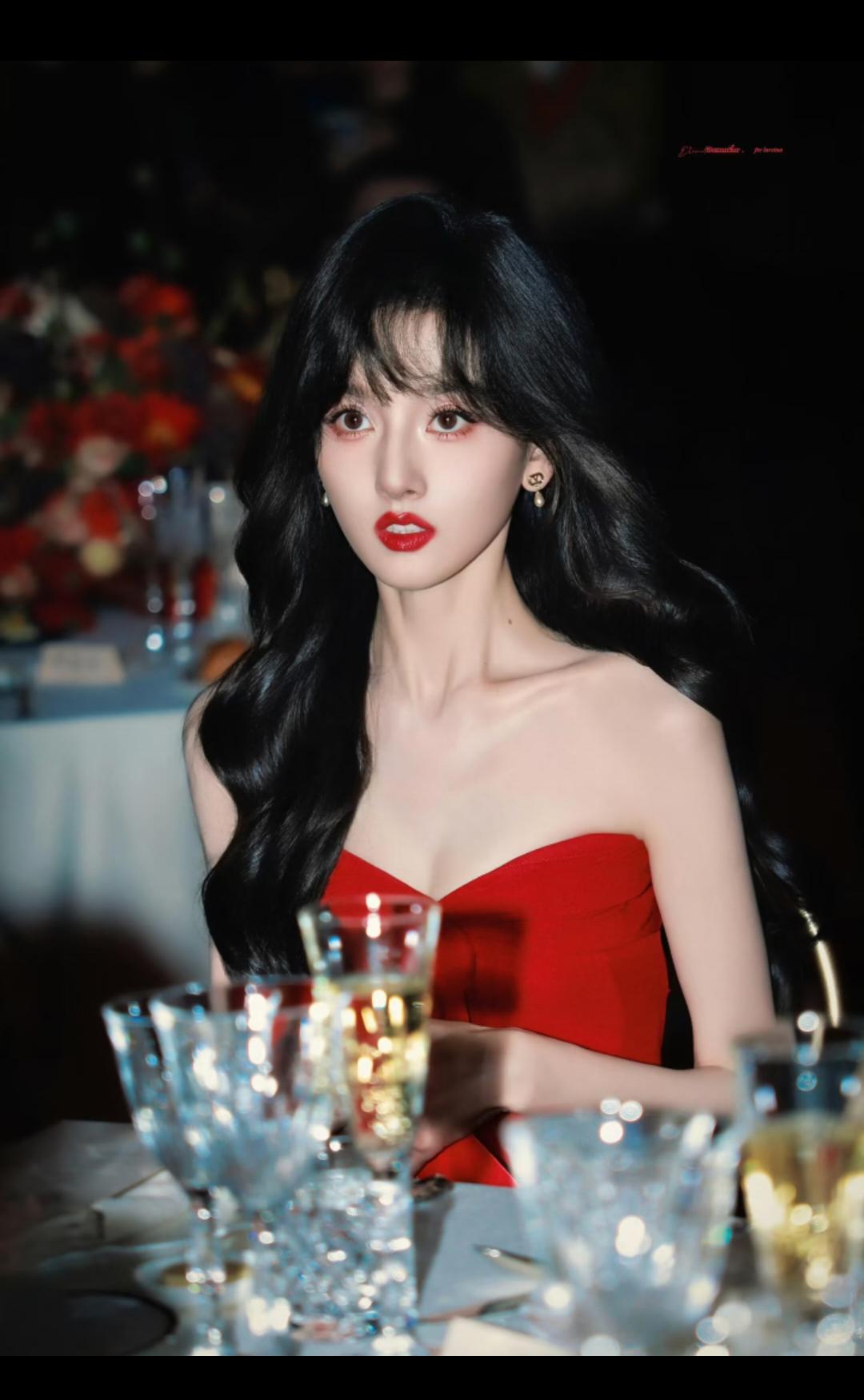 美是很美！只是太瘦了吧！以前感觉她婴儿肥时期也挺漂亮的！现在估计八十斤都到