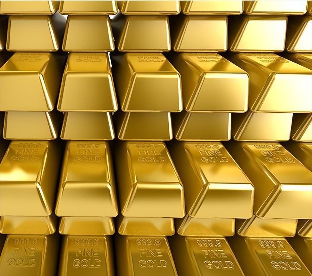 重庆，一女子在银行买了几根金条，看金价上涨，就拿了一根去银行兑换，没想到，工作人