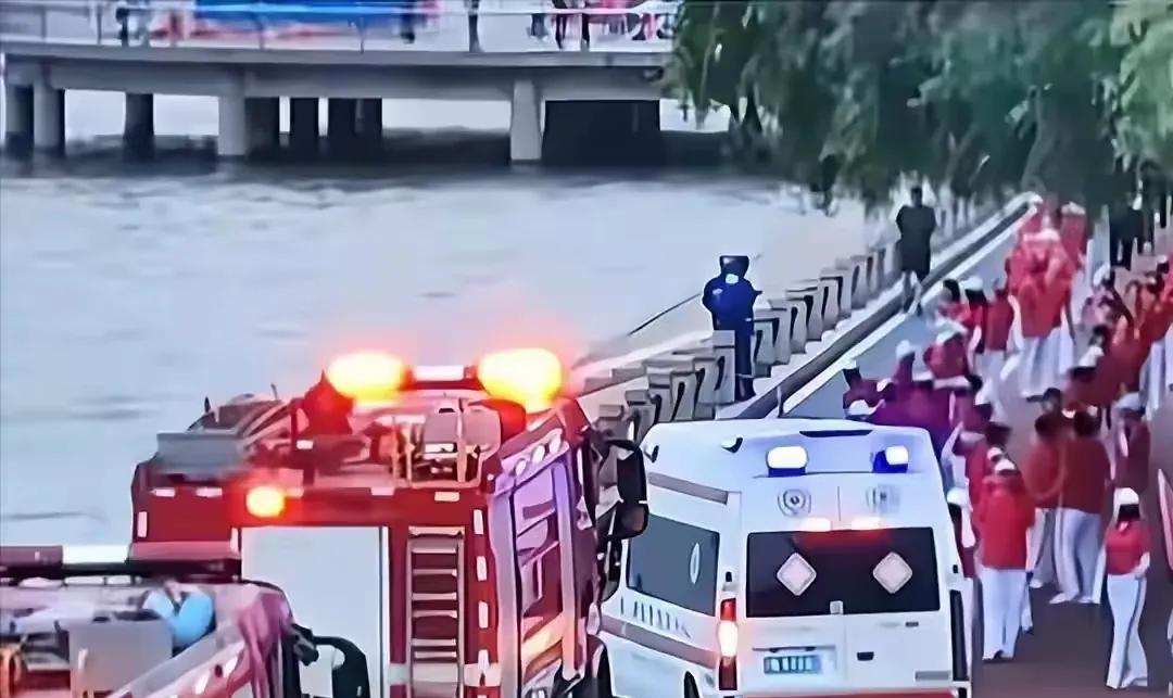 #媒体：法律不能为任性暴走团开绿灯#辽宁朝阳暴走团，成为路霸，逼停三辆救护车消