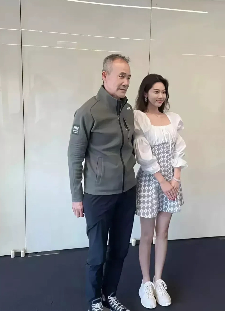 能跟大佬合影，估计小姐姐做梦都会笑醒吧。[笑着哭]