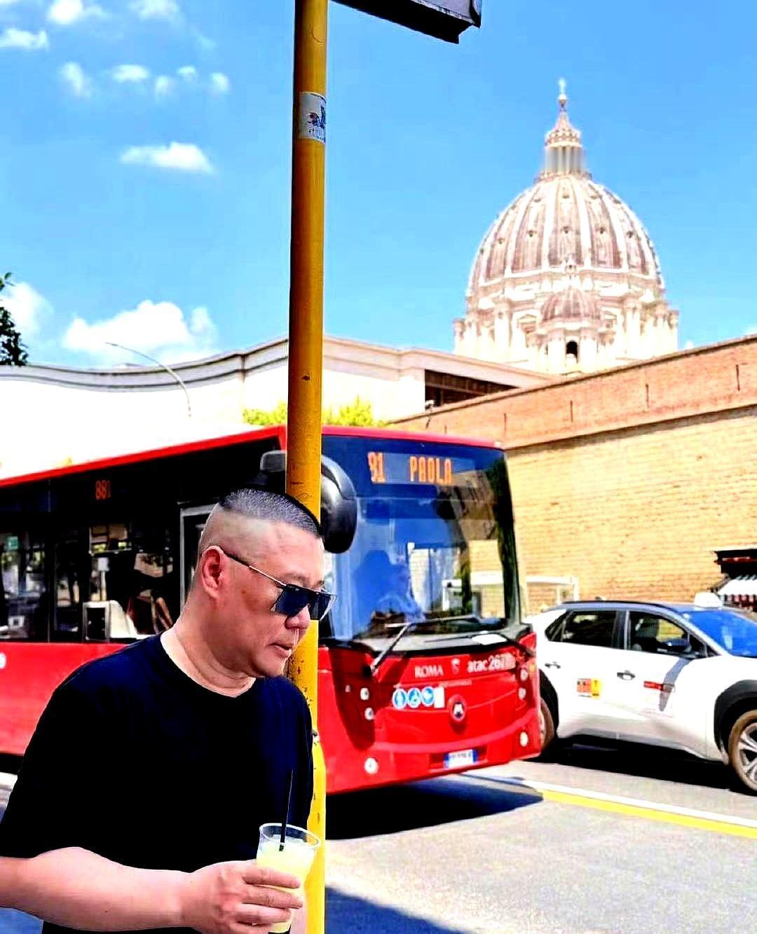 改写版本一张国立，蹲在马路牙子上，就为了看清一个姑娘的奇特穿搭，看到最后，腿都