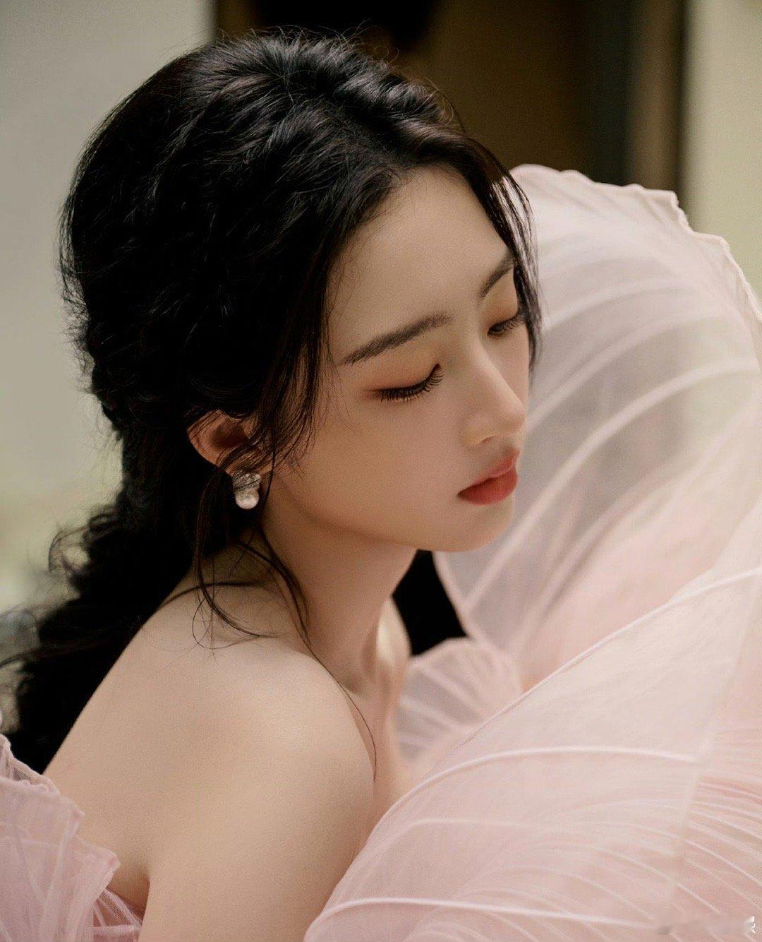 邓恩熙好明媚的生命力邓恩熙的好状态，是写在脸上的“青春满分答卷”。没有刻意，只