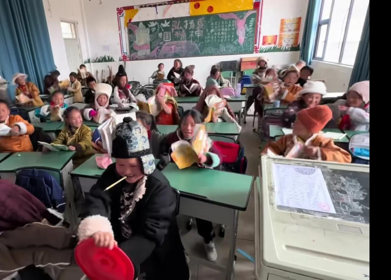 我们的教育课堂什么时候沦为网红的自媒体素材库了？这是课堂传授知识的地方，为什么会