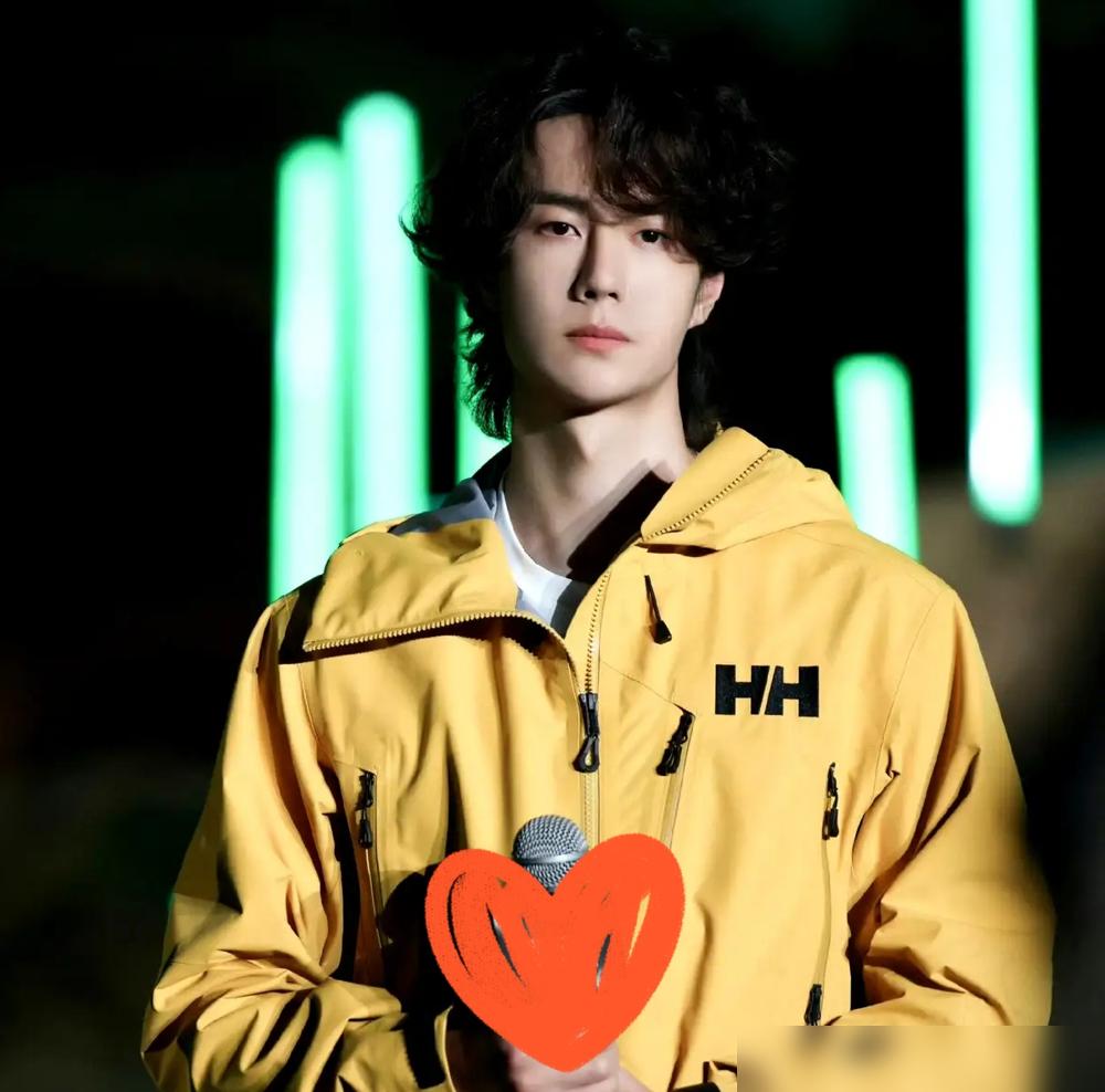 王一博，这次是真把流量小生的遮羞布，彻底扯掉了。红石峡谷百米高空，5厘米扁