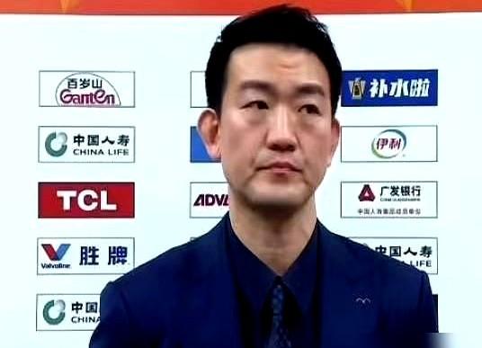 又倒一个！胡金秋手臂反关节拉伤，痛苦离场。广厦这赛季太难了。孙铭徽韧带撕裂退