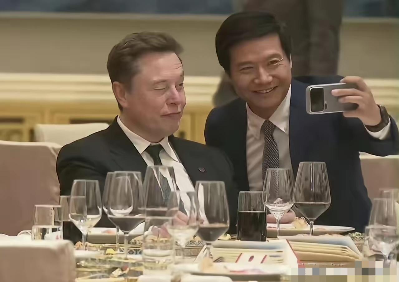 马斯克太调皮，太真实了！晚宴还没开始，就直接上手吃点心了，看得出来很好吃，根本停