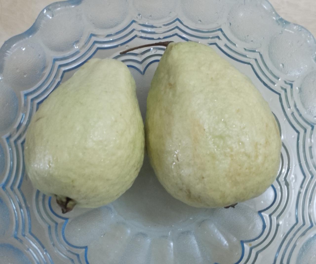 今天说一说石榴和治疗功效，以前广州本地人种的石榴都是小果，熟透的气味比较浓，也就