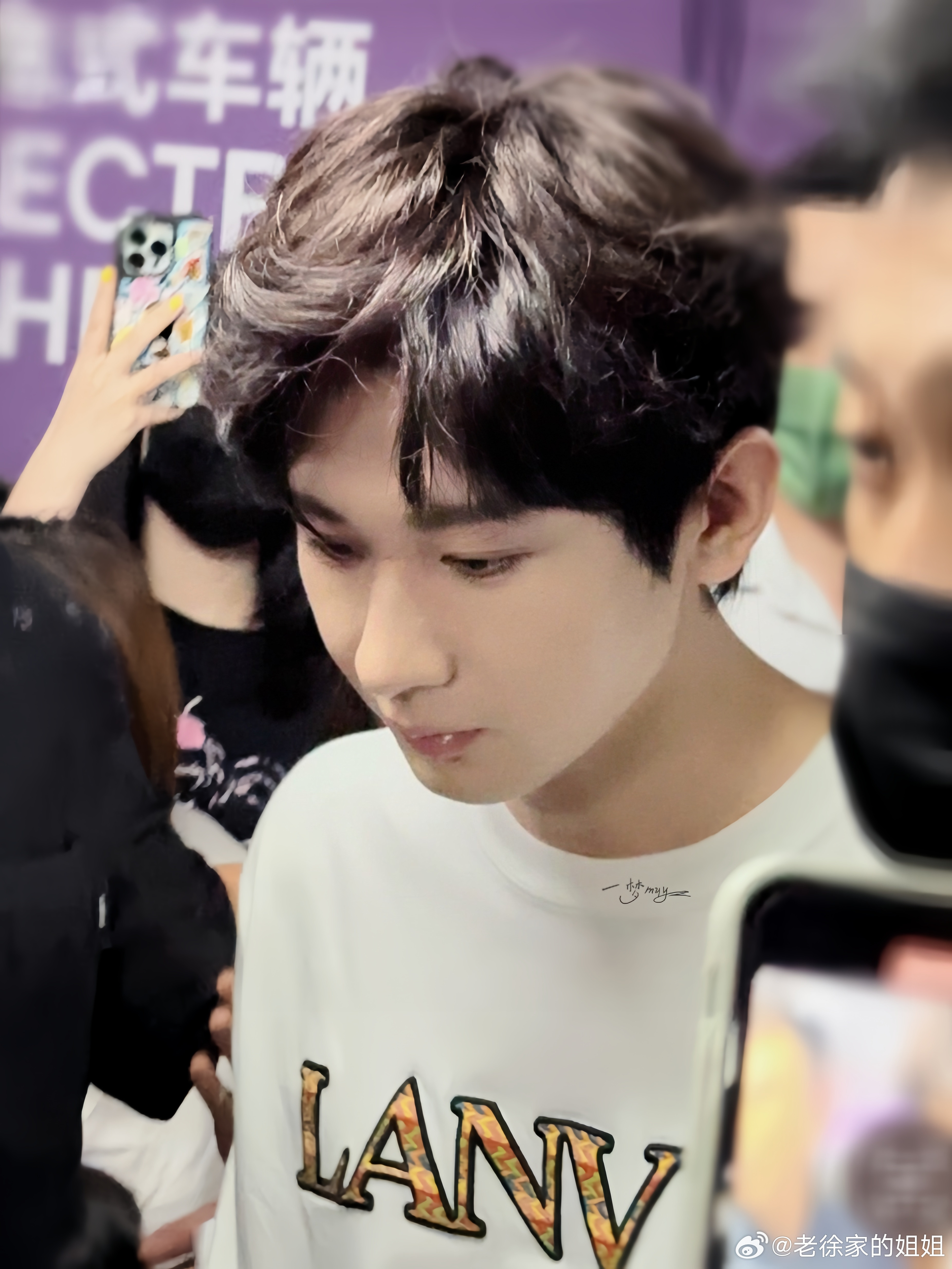 望周知。这套look出现在2023年7月31日，成毅浪凡直播当天。是一个正式的工