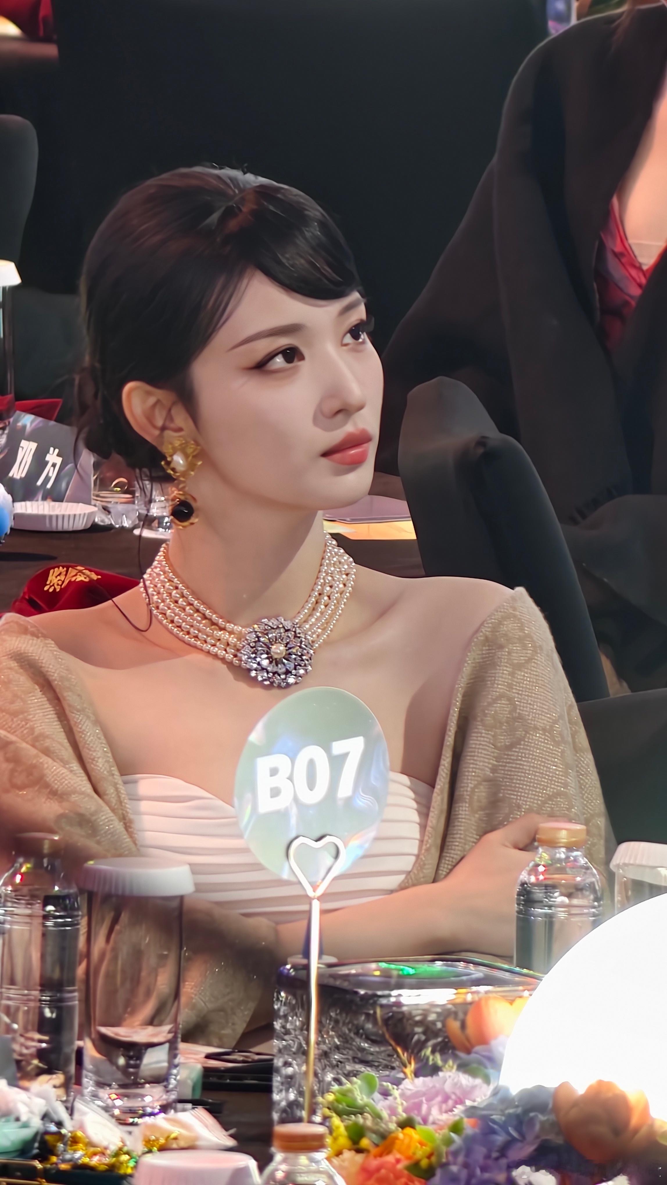 王楚然内场直拍送上，今天也是闪耀美貌的2025爱奇艺尖叫之夜