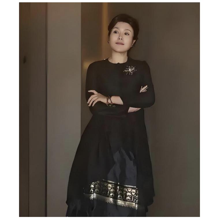 【66岁丁嘉丽近况曝光：从“情路坎坷”到“活得通透”，她把日子过成了自己的诗】