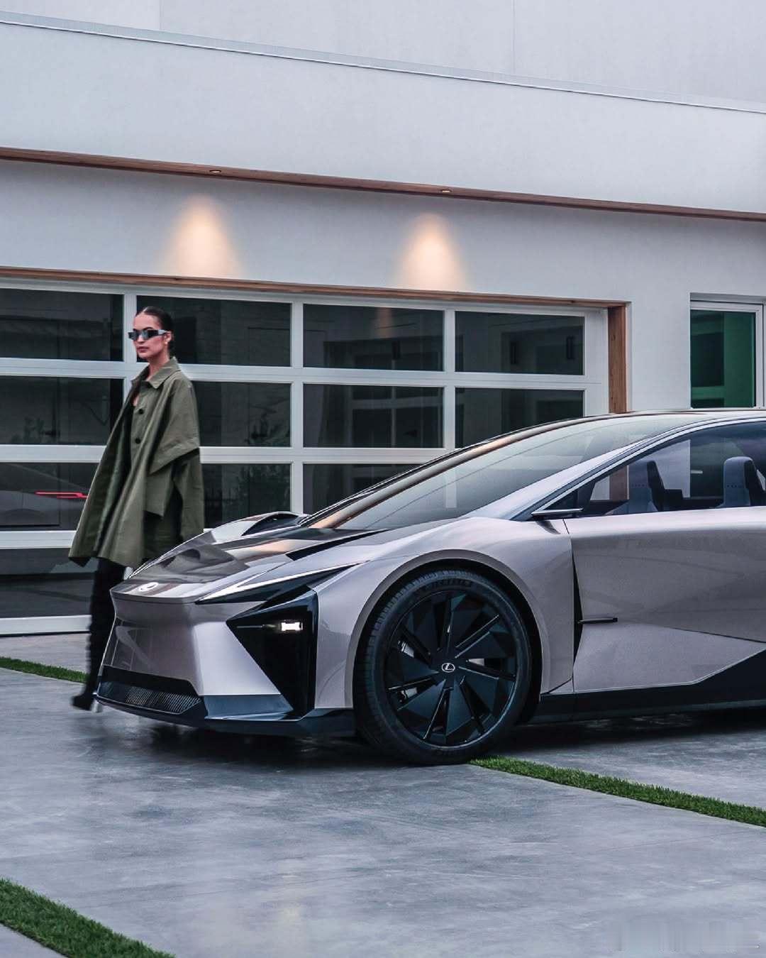 这个大家伙怎么已经开始陆续出实景厂片了，雷克萨斯确实是敢于而且有能力把概念车完