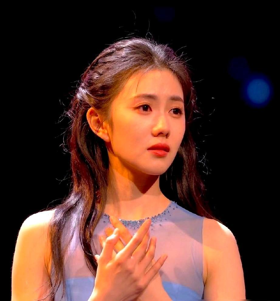 凭什么？唐诗逸、朱洁静在后面当背景板，镜头却全给了那个摸脸的。都说她是‘北