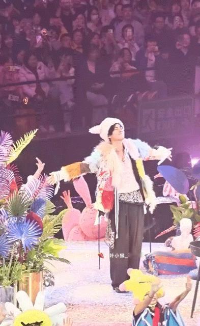 周渝民反差萌谁能想到当年那个忧郁的花泽类，现在还能在舞台上这么放飞自我，《ma