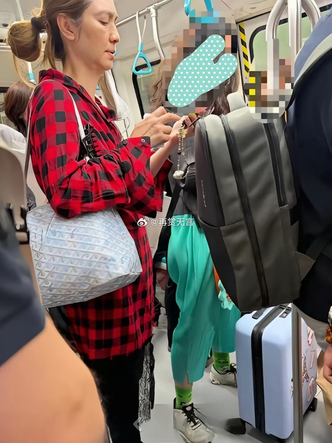明星居然也坐公交出行，不会觉得拉低自己身价吗？会不会掉档次？