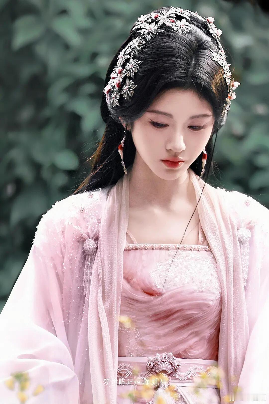 我觉得鞠婧祎真的很符合大众审美​​​