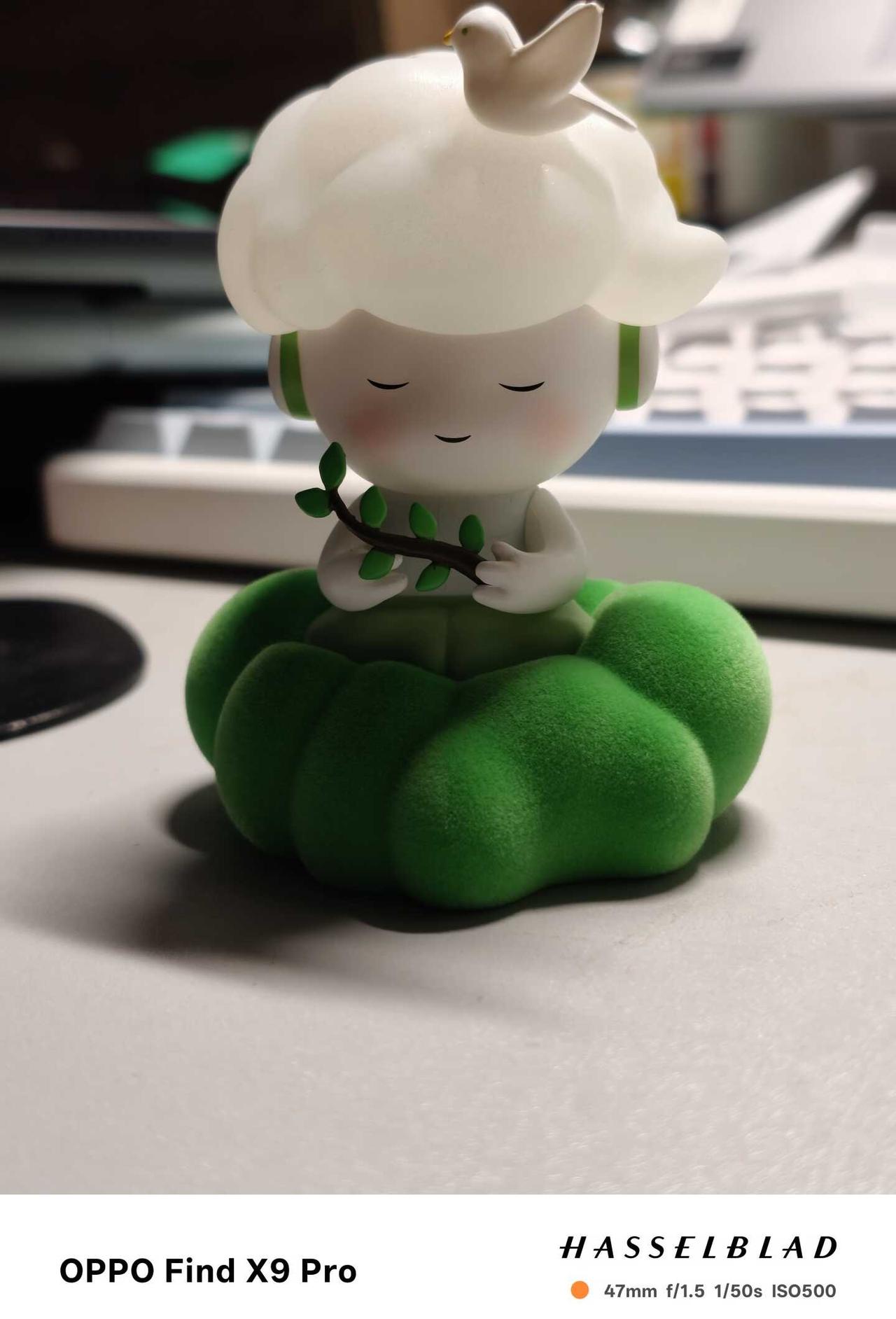 谁的工位还没个解压小宝贝啊软乎乎的植绒小手办摆在桌上，每天摸好几遍，心情直接软