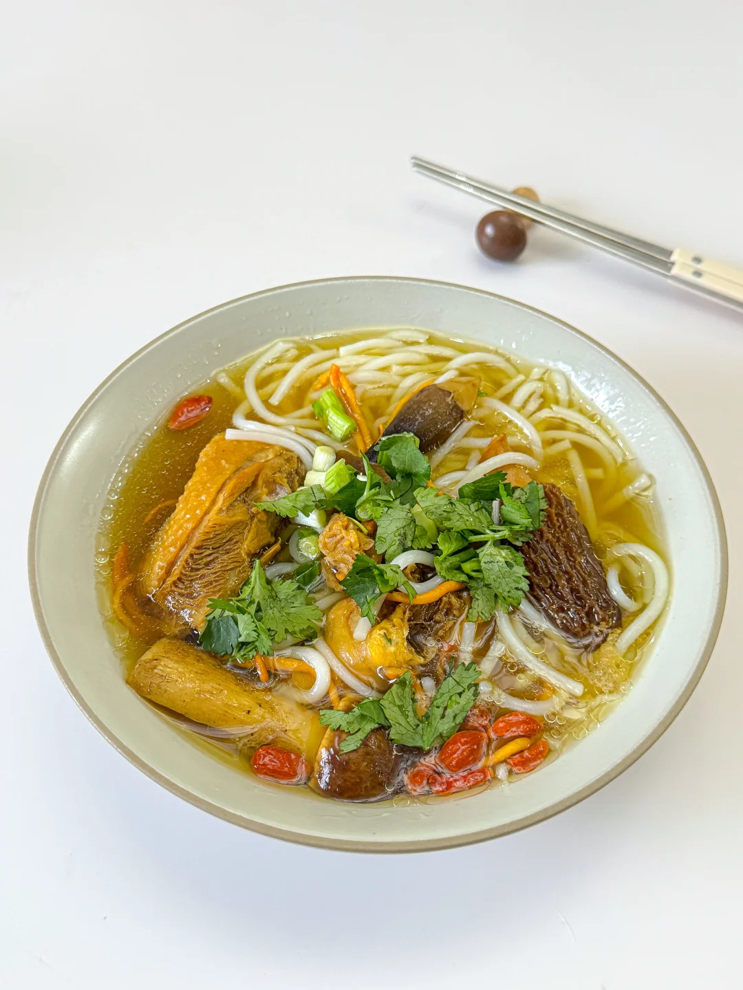 🍜菌菇鸡汤米线！鲜到连汤都喝光