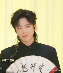 刘宇宁快让闲鱼盘包浆了刘宇宁古风扮相来作闲鱼代言人，简直绝绝子。眉眼间尽显柔情