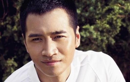 1998年，一个32岁的富婆色迷迷地对21岁的何晟铭说：“跟我去香港，我保证不会