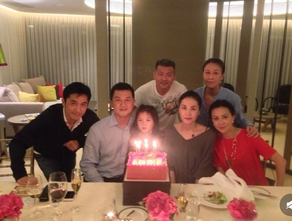 这是2013年5月王菲与李亚鹏为女儿李嫣庆祝7岁生日拍下的一张温馨合照，当时王菲