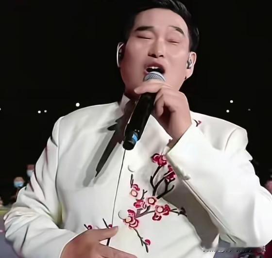 大衣哥深藏不露！淮阳登台深情开唱，开口瞬间征服全场。大衣哥朱之文热度经久不衰，