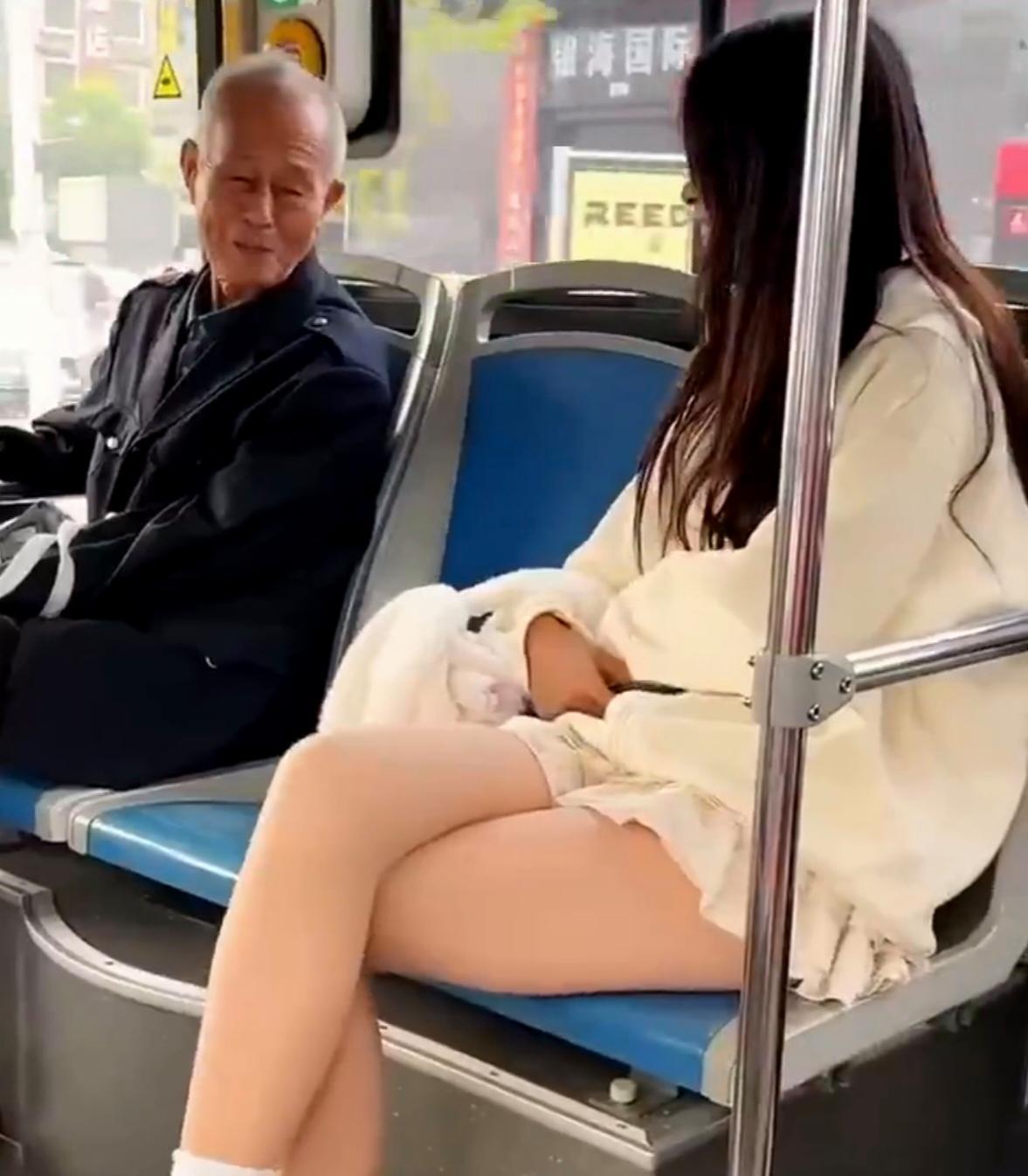 大爷与美女交谈真高兴昨天乘公交车，见一位年过七旬的大爷，与一位年轻美女，在车