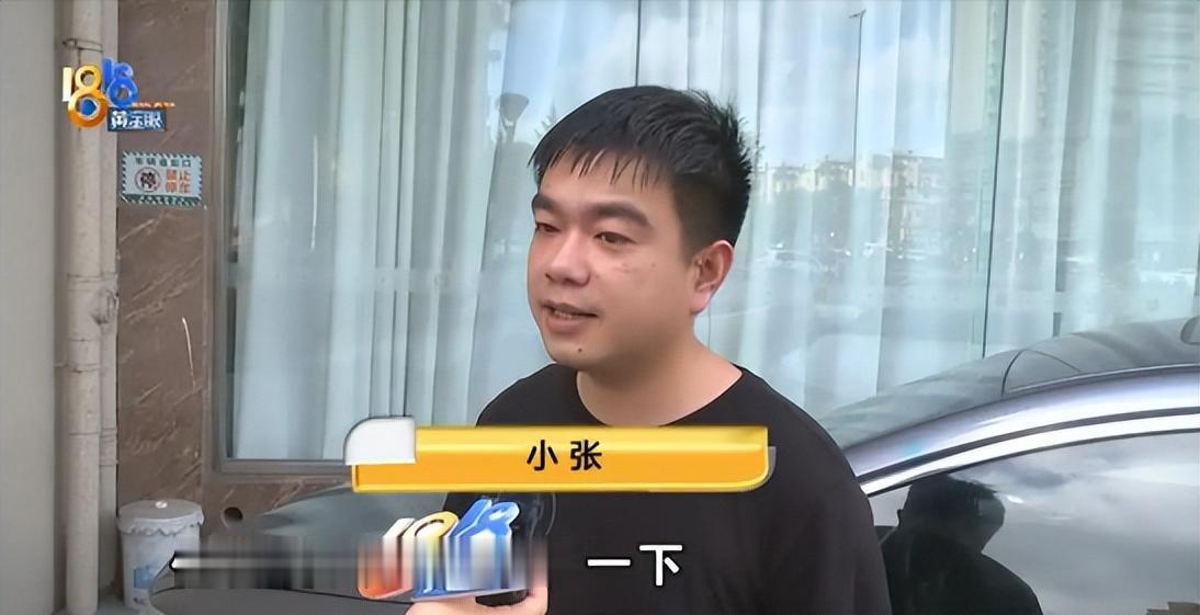 浙江宁波，一名男子和女友入住了一家酒店。两人脱掉衣服正准备亲热时，房门突然被打开