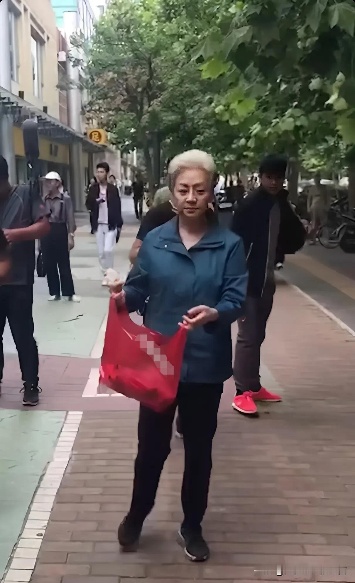 这是60多岁女明星真实的样子，没有美颜和滤镜的情况下，她不染发跟我们普通人一样都