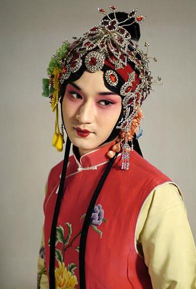 1918年，京剧大师荀慧生春风满面地走进洞房，迫不及待地掀开新娘盖头。然