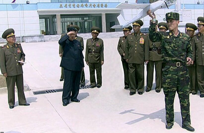 2016年，朝鲜人民军战士正在展示他们的无人机。