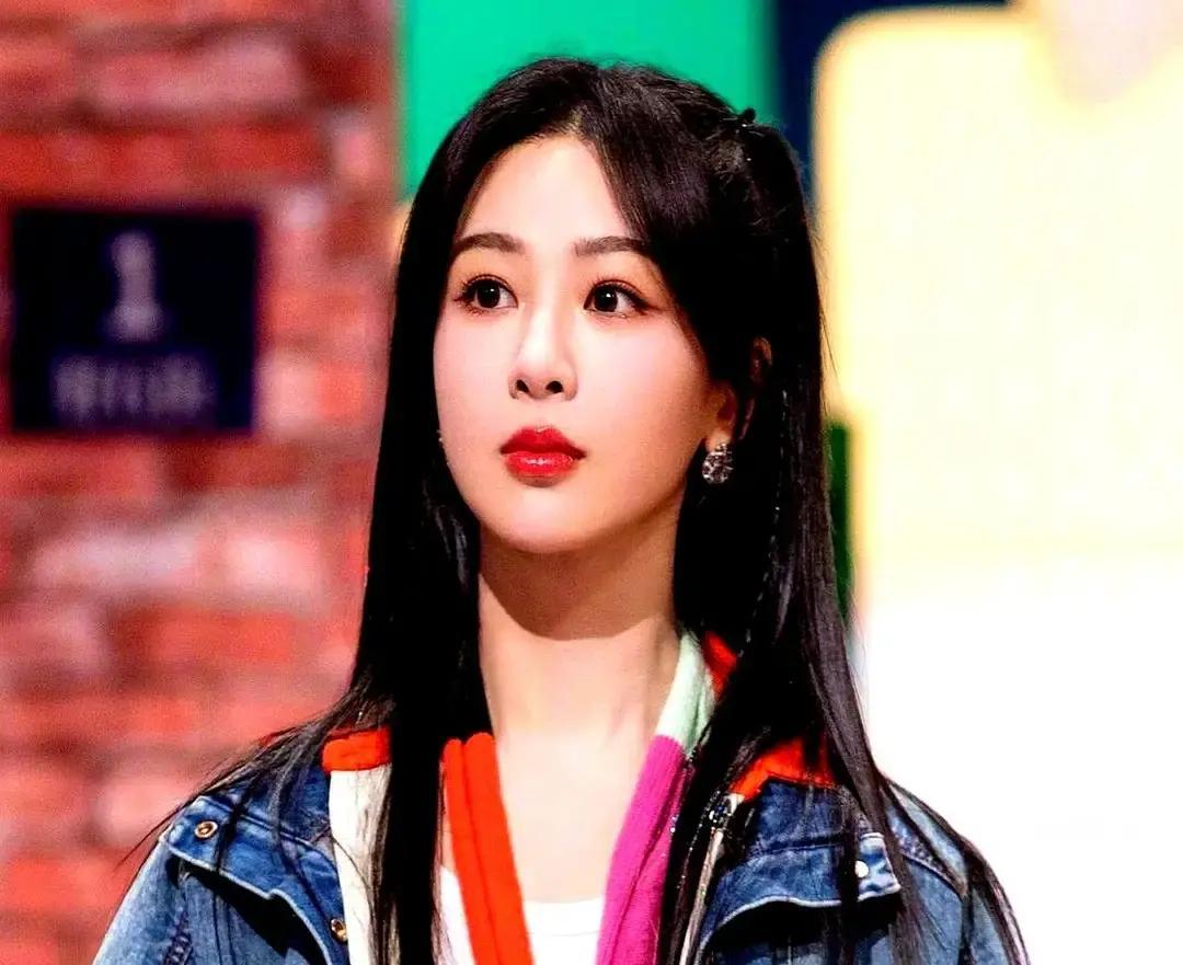 杨紫在最新访谈里说自己33岁没机会谈恋爱，不是不想，是剧组把社交系统直接封印了。