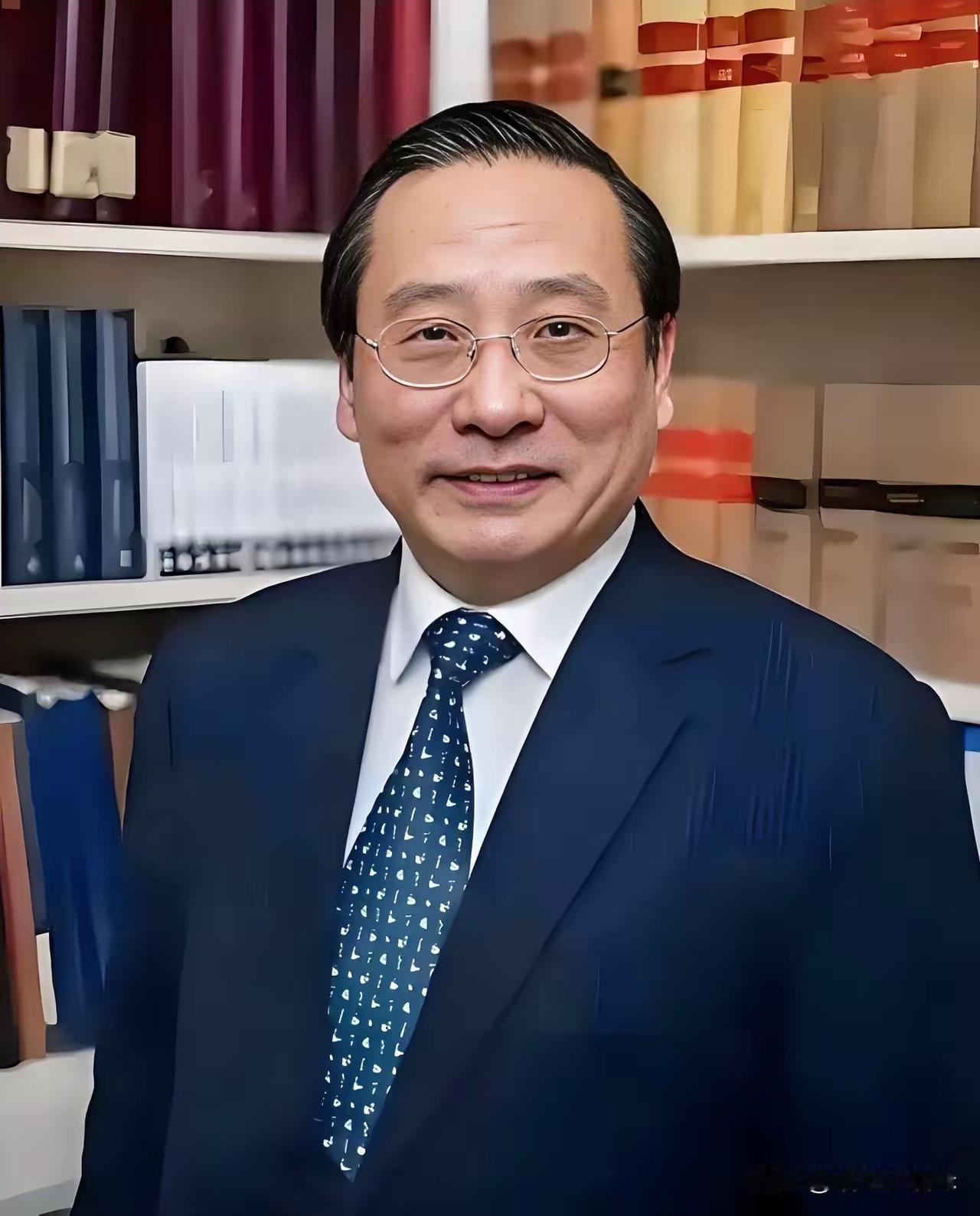 今天无意间刷到一个帖子，惊掉了下巴……慕尼黑机场，有人认出排队拖着行李箱过安