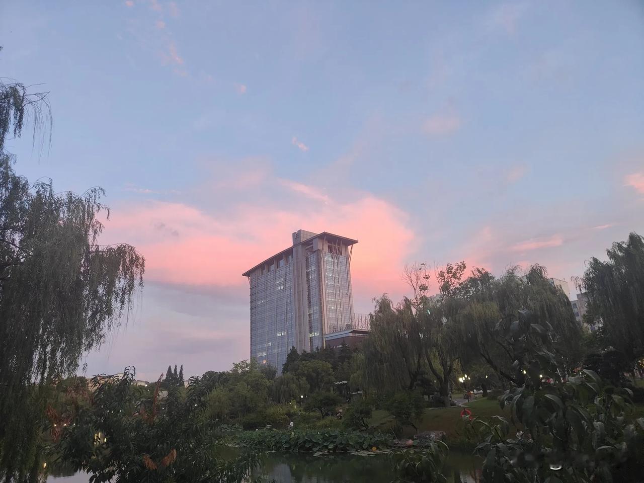 男人的一生，站得高不高、走得远不远，取决于能否遇到个好女人，这女人可能是女朋友，