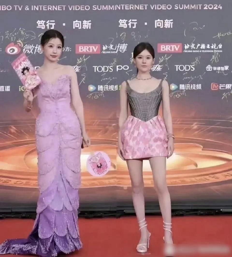 这才是赵露思最真实的样子，没有了美颜和滤镜，赵露思展现出了她的本来样貌。