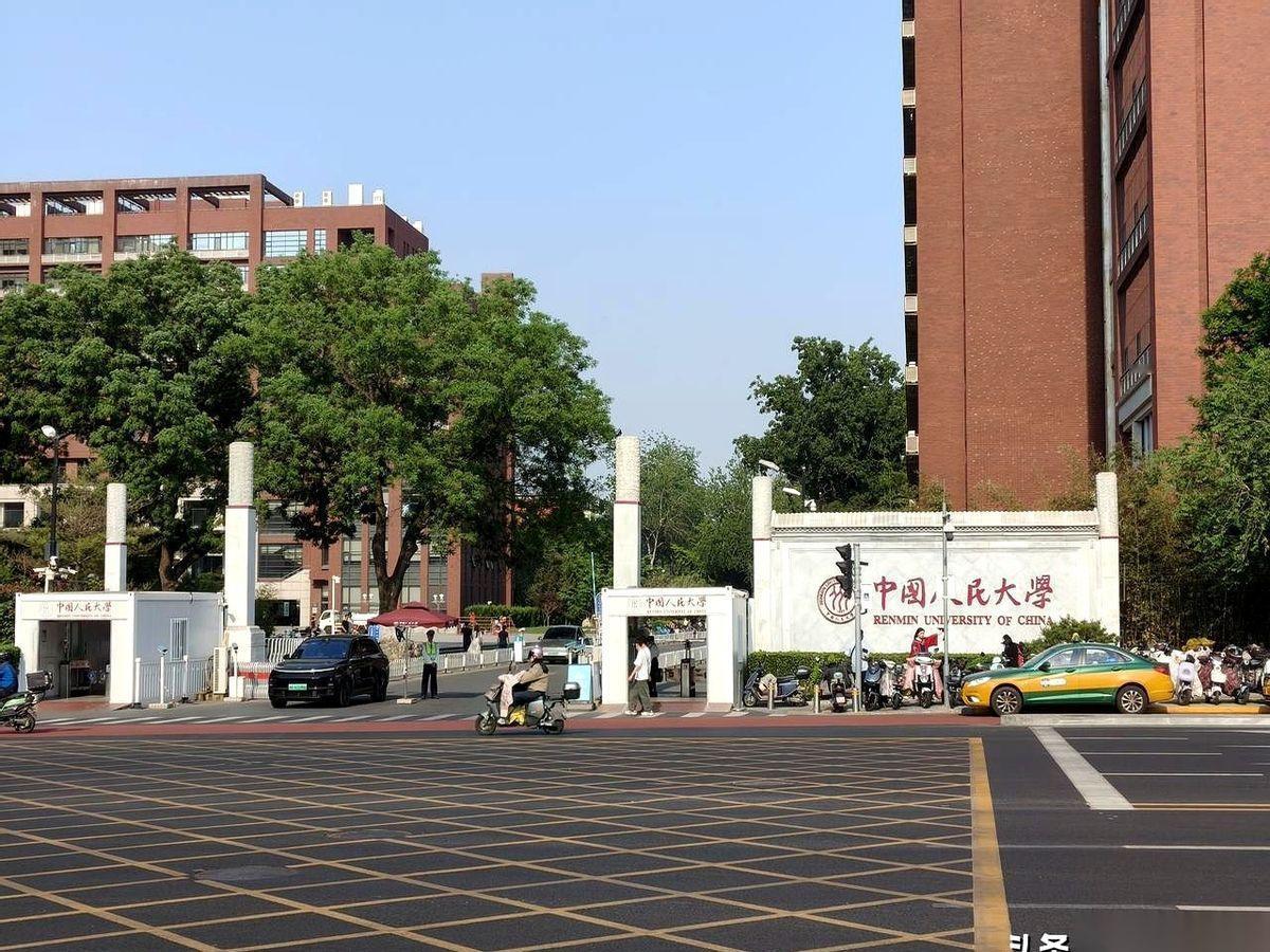刚和我妈躺下，门“咚咚”被敲响了。这么晚了，谁？我妈一下坐起身。门外传来一句冷