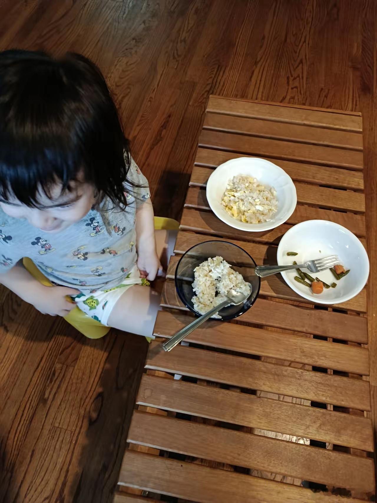 一个网友说，我发现很多事情无法用科学去解释。例如我家快三岁的女儿，给她一碗鸡蛋炒