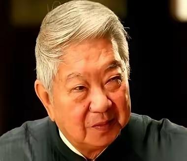 网传香港"老顽童"蔡澜抛出过一条极其刁钻的识人铁律：判断一个女人能不能交心，别盯