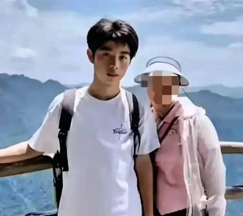 彭宇轩这事不简单。不是他主动想回来，而是园区的老板突然放人了。有媒体提到