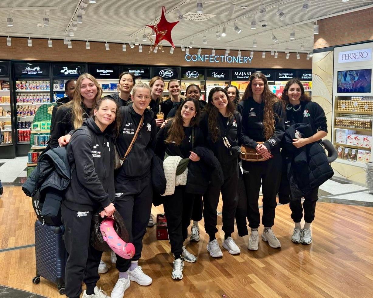 排球明星科内利亚诺出发前往波兰罗兹，北京时间8日凌晨01:00，2026女排欧