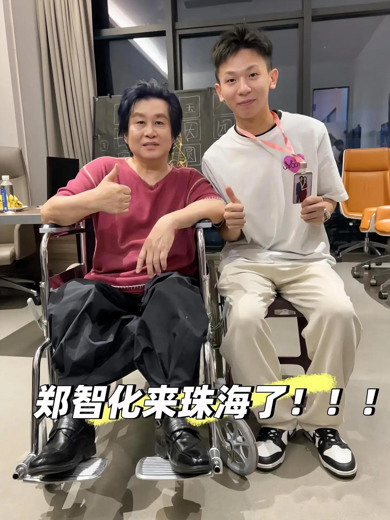 63岁郑智化现身珠海旅游，他的变化有点大，身材发福了，面相姨化。他现在依然无法正