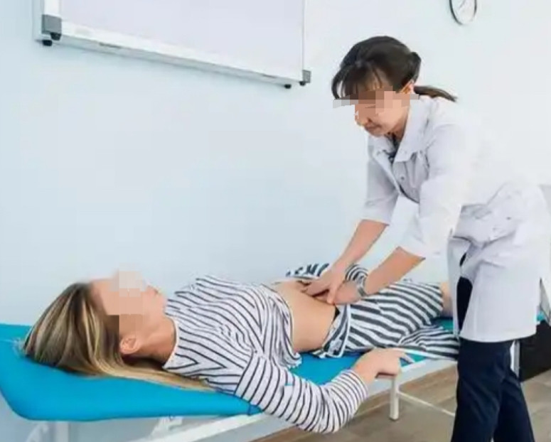 广州，毛女士在私立医院做心电图，上半身裸露时，护士带患者掀帘闯入，前台护士阻拦未