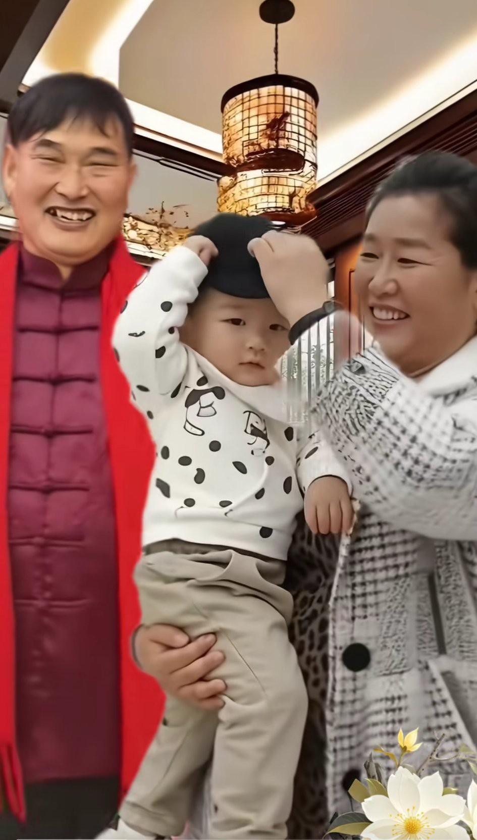小宝贝太可爱了，大衣嫂是个旺夫的女人，女人有福带满屋旺三代，夫妻二人大度，多少人